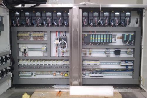 PLC控制柜內(nèi)部